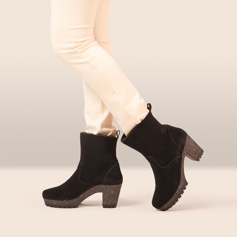  black shearling lining heeled boot on foot